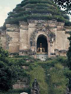 チェンマイは古都らしく、街のいたるところに古い寺院や崩れかけた仏舎利塔などの遺跡が点在している。