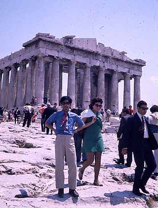アテネにて、パルテノン神殿を背にして