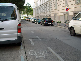 自動車の一方通行と逆走方向の自転車通行帯