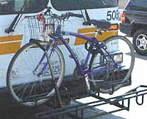 ロスアンジェルスのバスの前に付けられた自転車用ラック