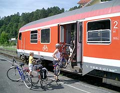 自転車を持ち込むのが大変なプラットホームと電車の入り口の関係