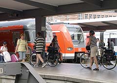 自転車を押しながらミュンヘン駅のプラットホームを行き交う人々