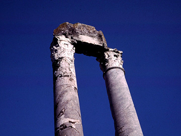 古代劇場に立つ柱