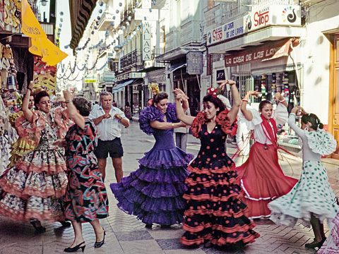 通りで踊る人々2