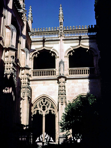 サン・フアン・デ・ロス・レイエス教会の中庭