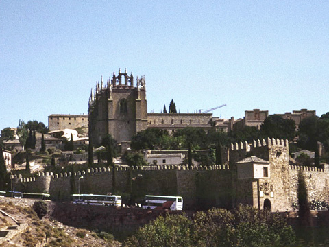 サン・ホアン・ロス・レイエス修道院と城壁