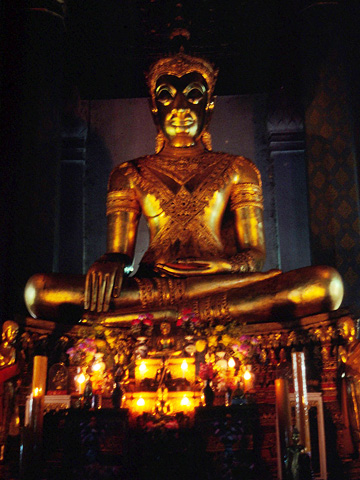 ワット・ナープラメンの金ぴか仏像