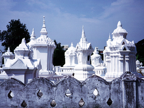 白い仏塔
