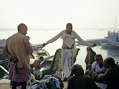 バラナシのガンジス川のほとりで説教するバラモン