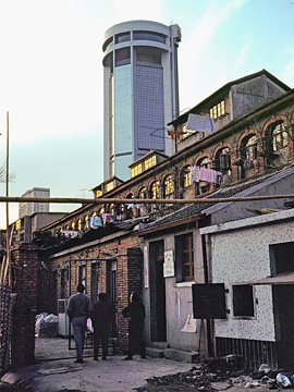 淮海中路付近の煉瓦造の古い建物と超高層ビル