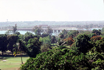 ホテルの庭とニジェール川