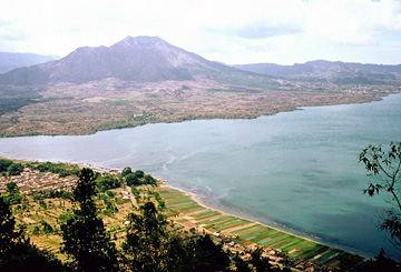 バトゥール山とバトゥール湖