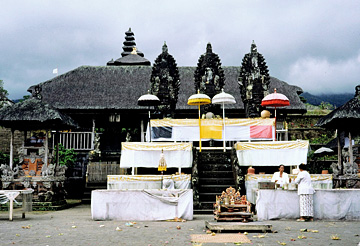 プラタナン・アグン寺院のパドマサナ