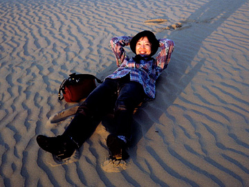 砂漠に寝転ぶサリーナ
