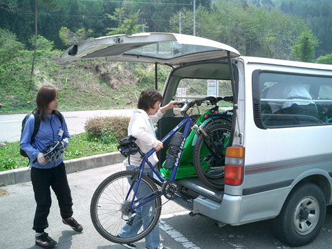 会津高原駅前で自転車を車に積み込む