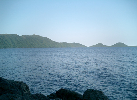支笏湖東岸の山々