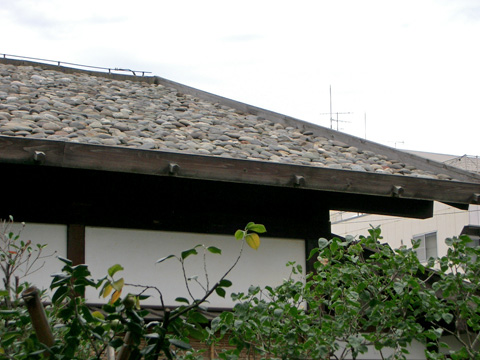 旧鐙屋の石置杉皮葺屋根