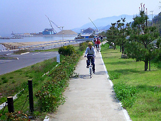 尾崎漁港から自転車道を進む