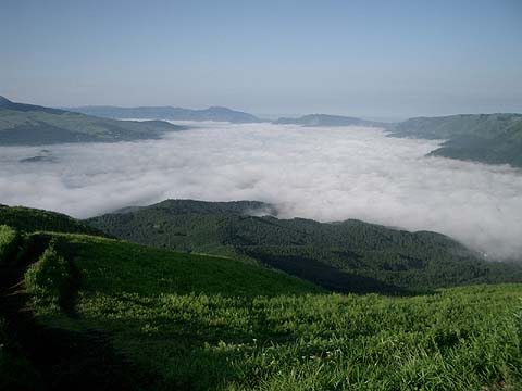 大観峰から阿蘇カルデラを覆う雲海の壮大な眺め 