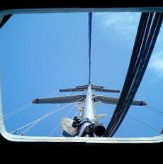 ヨットから空を見上げる