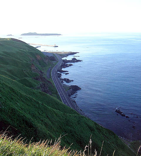 礼文島：スコトン岬への道を見下ろす。遠くにトド島が見える