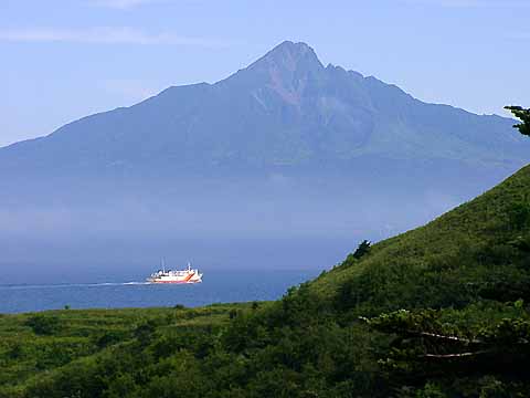 礼文島から利尻島を見る：桃岩への途中、海の向こうに利尻富士が！　フェリーが利尻島へ向かう