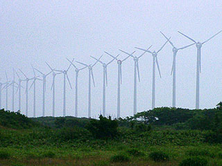 海沿いに建つ風車