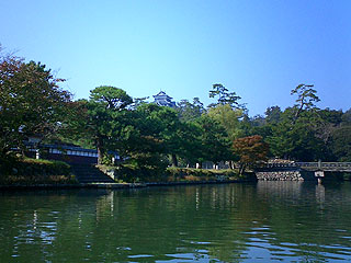 堀から松江城を見る