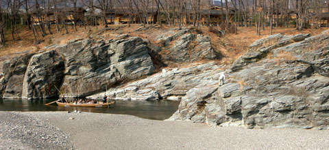 長瀞付近のライン下りと岩畳に似た岩群