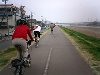 強風の多摩川サイクリングロード