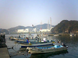 小屋取の漁港と原子力発電所