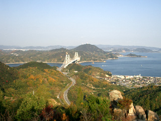 白滝山から因島大橋を望む
