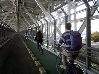 因島大橋を渡る
