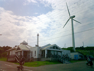 稚内公園の風車と足湯の建物、後ろに開基百年記念塔