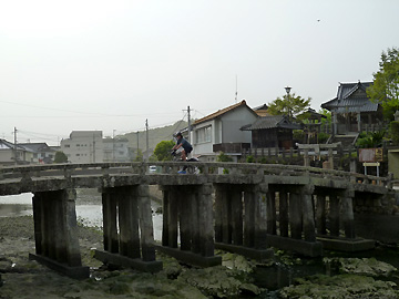 祇園橋を渡る