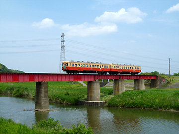 鉄橋を渡る小湊鐡道の電車