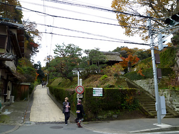 長寿寺の門と亀ヶ谷坂