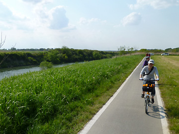 荒川と左岸の自転車道