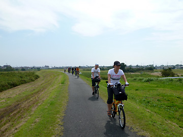 北坂戸付近の高麗川の自転車道