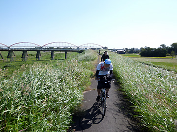 日本最長の水道橋と荒川の土手