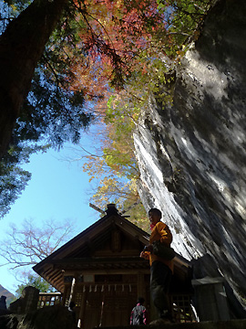 白髭神社と大岩