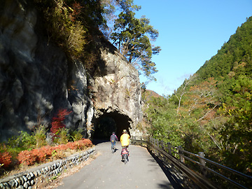 白丸トンネルの脇の旧道