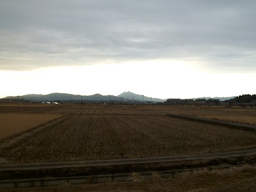 恋瀬川終着点付近から筑波山を見る