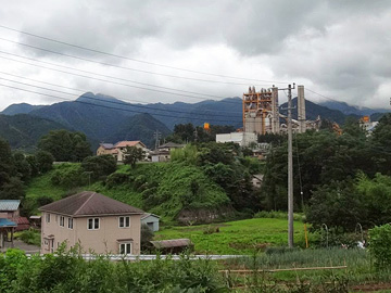 セメント工場と雲の中の武甲山