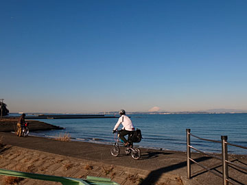 上総湊湾海浜公園から富士山を望む