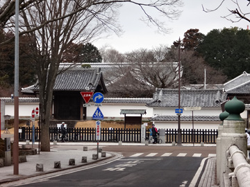 大手橋から見る弘道館
