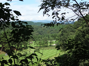 霞丘陵自然公園の先のゴルフ場と山並み