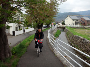 小川と自転車道