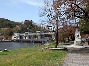 岡谷湖畔公園から釜口水門を望む