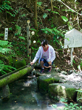 熊野の清水を汲む
